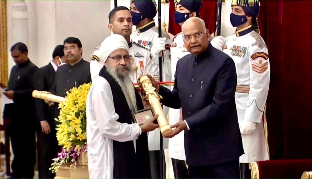 Dr Davinder singh ji receiving Padma Shri Award of Baba Iqbal Singh Ji from President of India