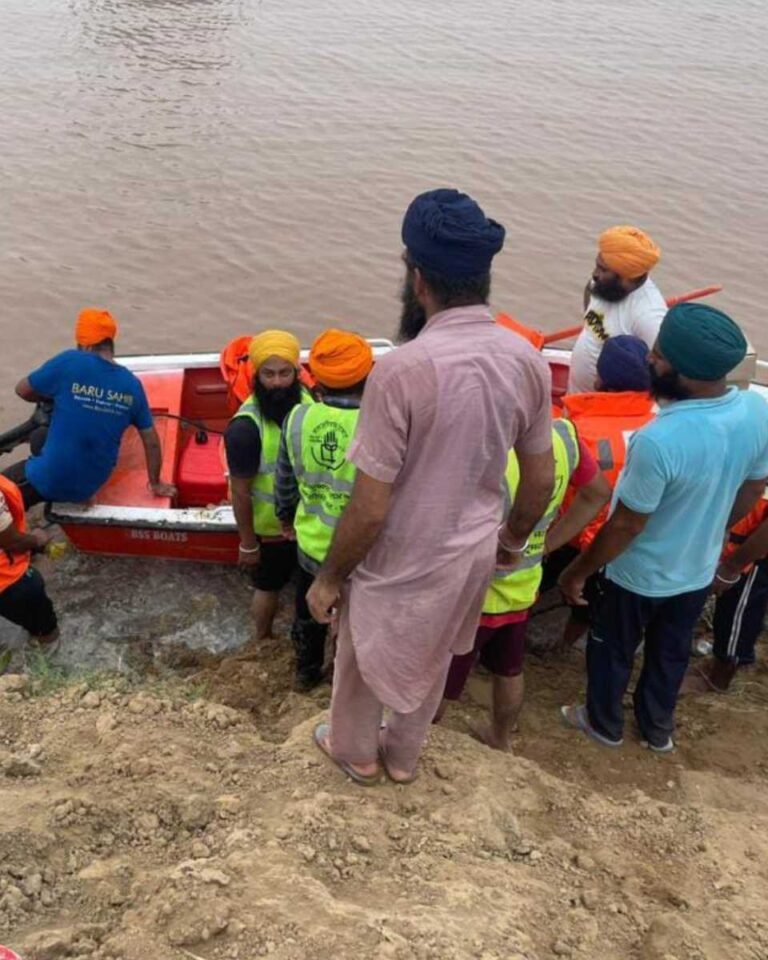 Punjab Flood Baru Sahib team boat sewa